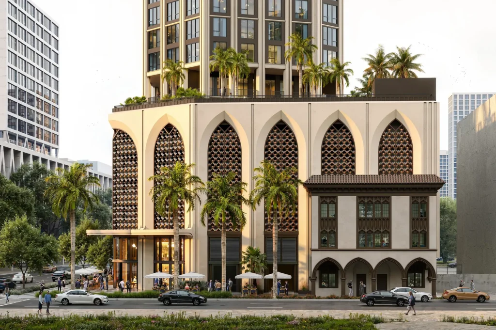 Las ventanas en arco y las palmeras del edificio «First &amp; Fifth» dan a una calle llena de coches, peatones y edificios altos.