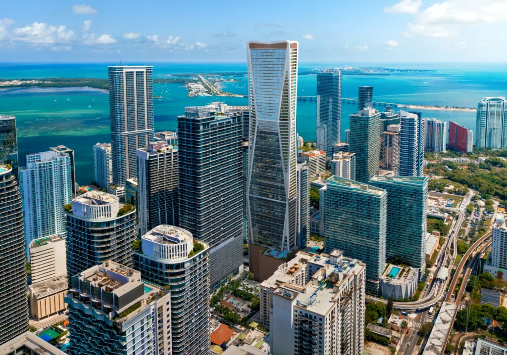Los rascacielos y el agua azul conforman el perfil urbano cerca del número 1040 de la avenida S Miami.