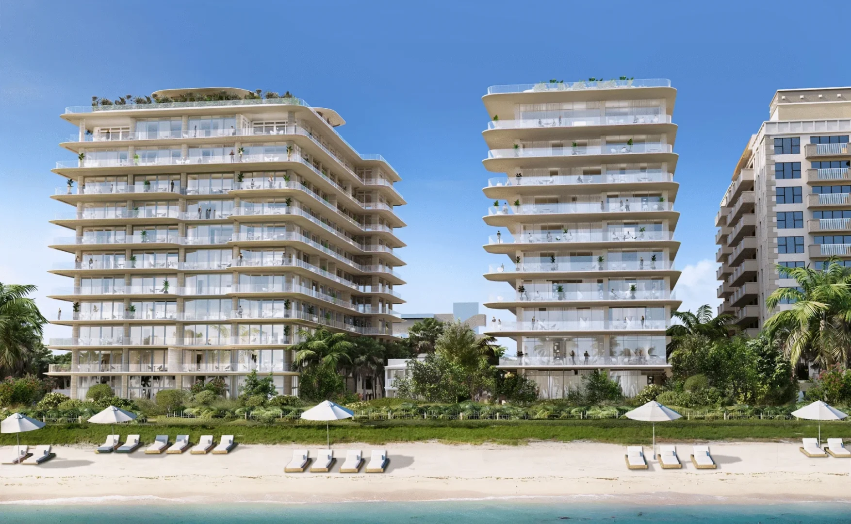 En Hillcrest, los edificios de varias plantas con balcones acristalados se alzan detrás de una playa de arena repleta de tumbonas blancas y sombrillas.