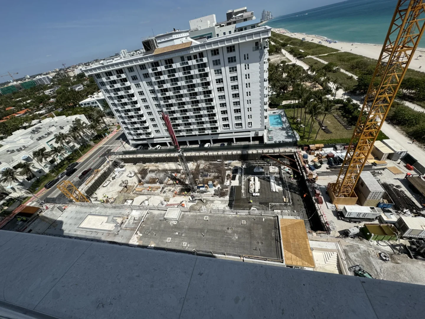 Junto a la obra de Hillcrest y a la costa se alza un edificio blanco de varias plantas