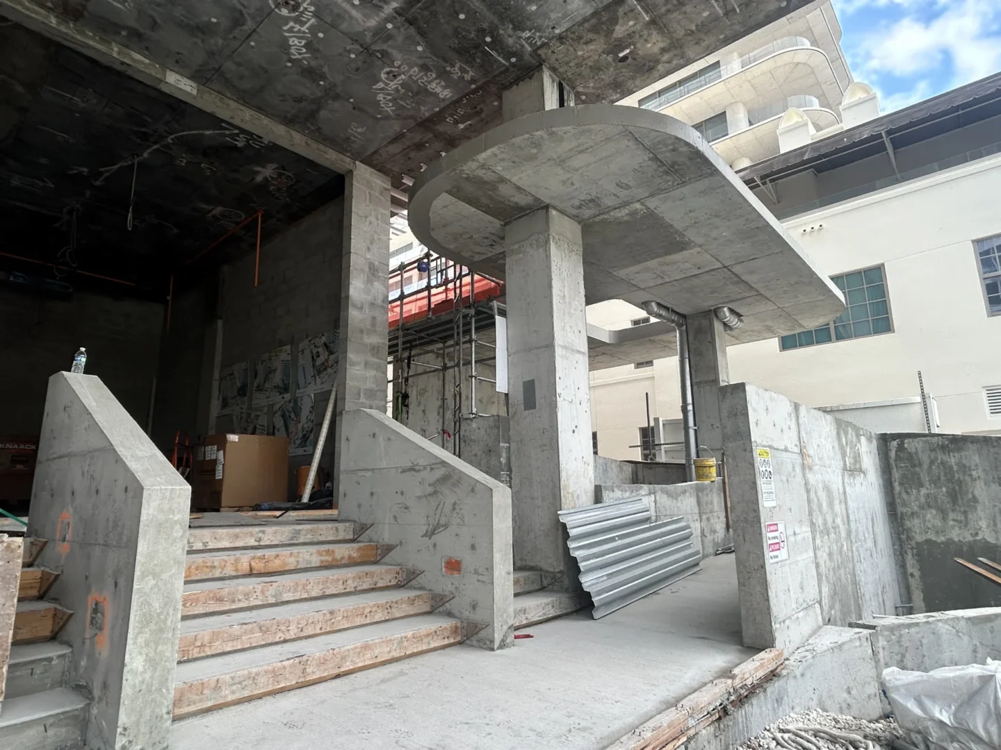 En Hillcrest, una gran marquesina de hormigón y unas escaleras presentan paredes sin terminar junto a los andamios
