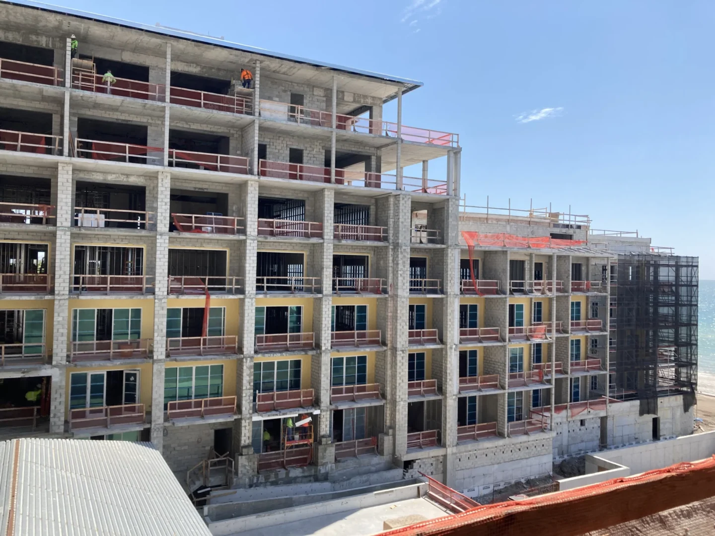 Una estructura de hormigón de varias plantas para el Four Seasons Resort & Residences de Naples Beach cuenta con balcones y trabajadores