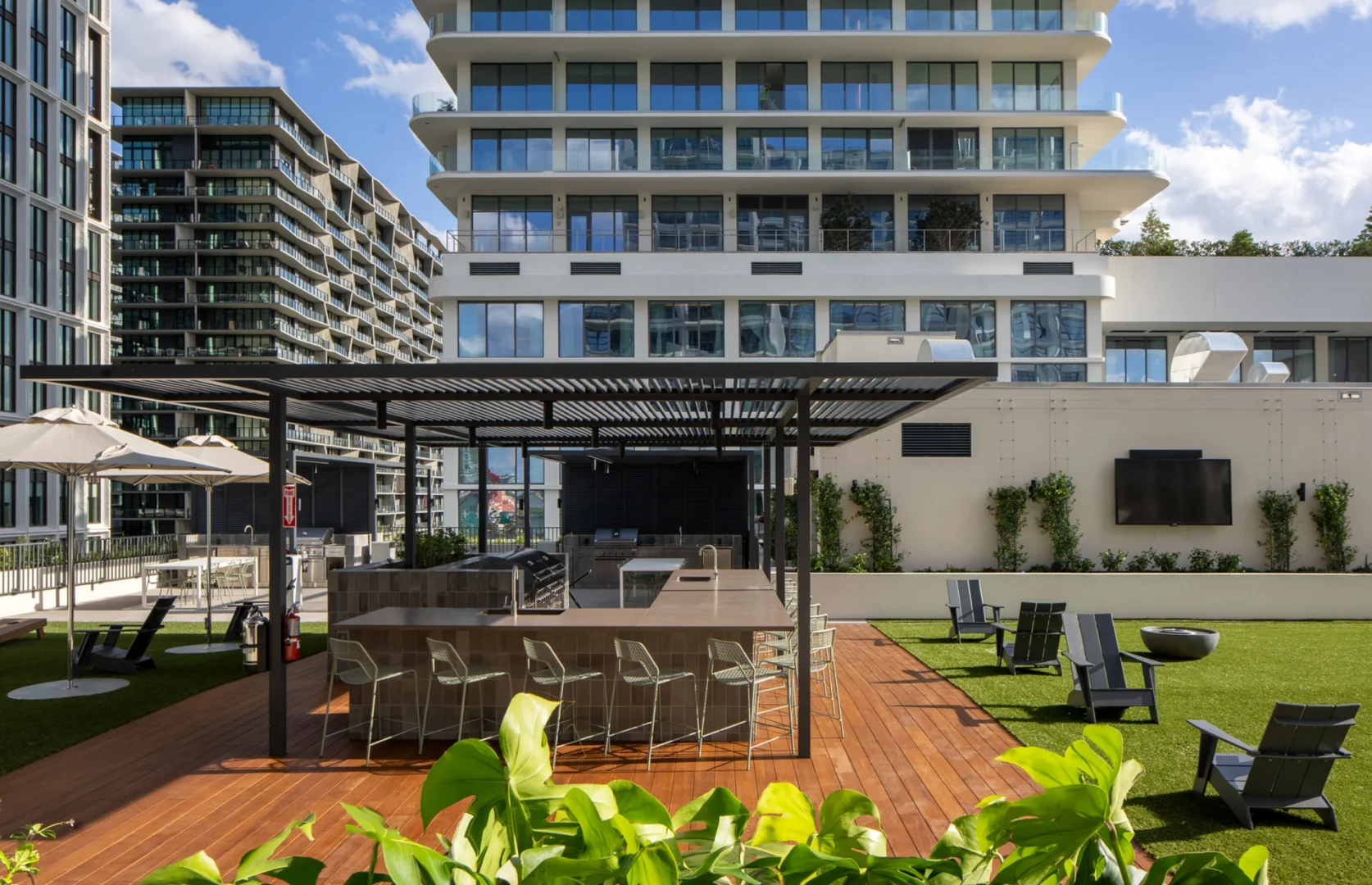 Los edificios de varias plantas dan a una cocina al aire libre y a una zona de descanso en la terraza del Asher Water Street Tampa.