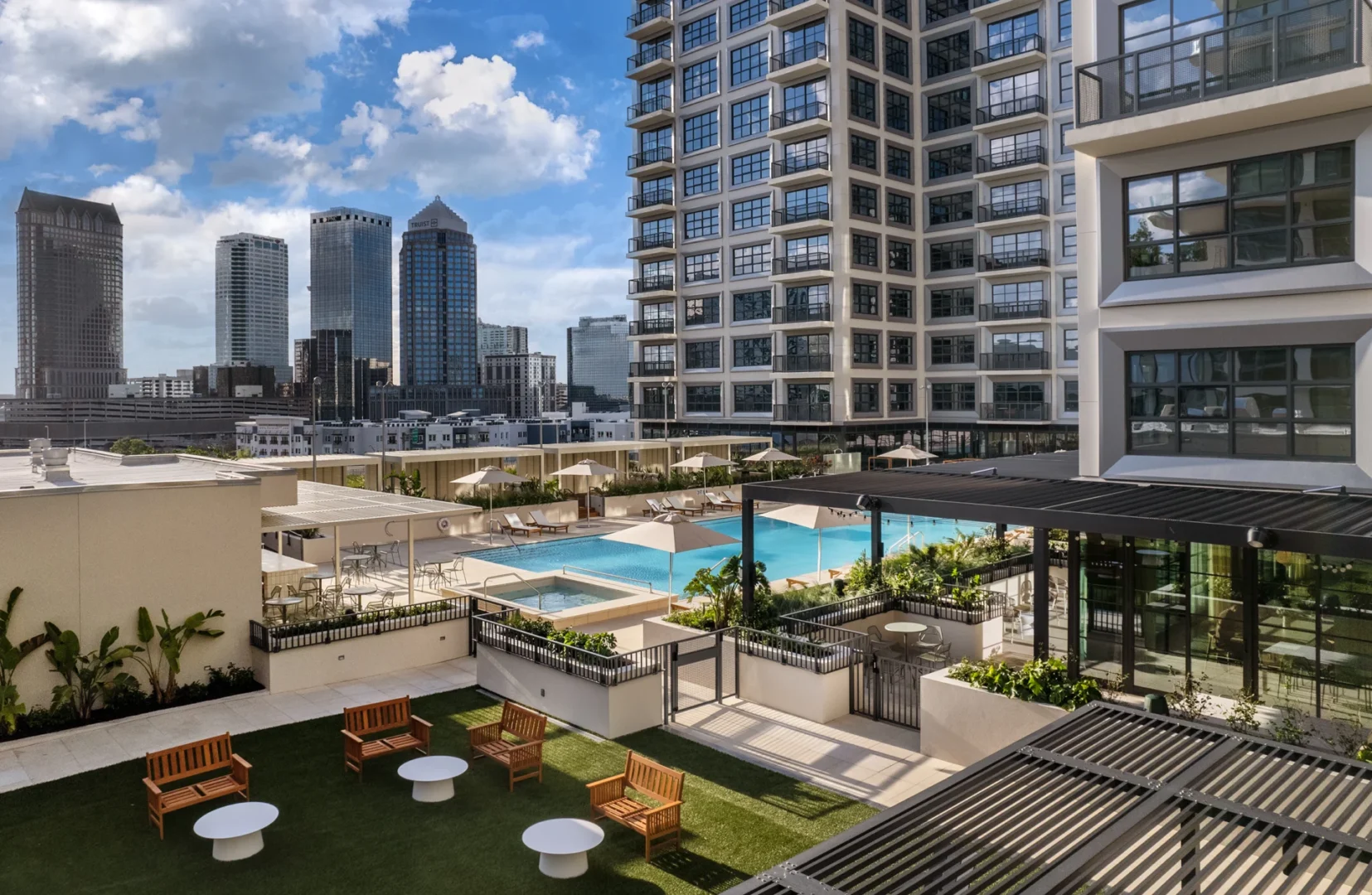 Los rascacielos rodean la piscina de la azotea y la terraza al aire libre del Asher Water Street Tampa