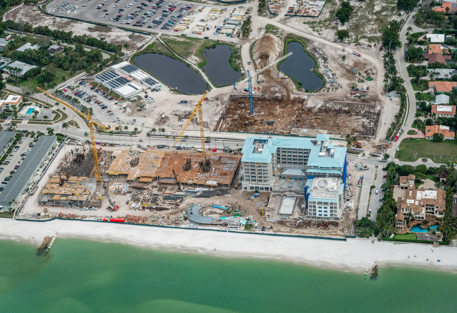 Vista aérea hacia el oeste de las residencias del Four Seasons Resort de Naples Beach