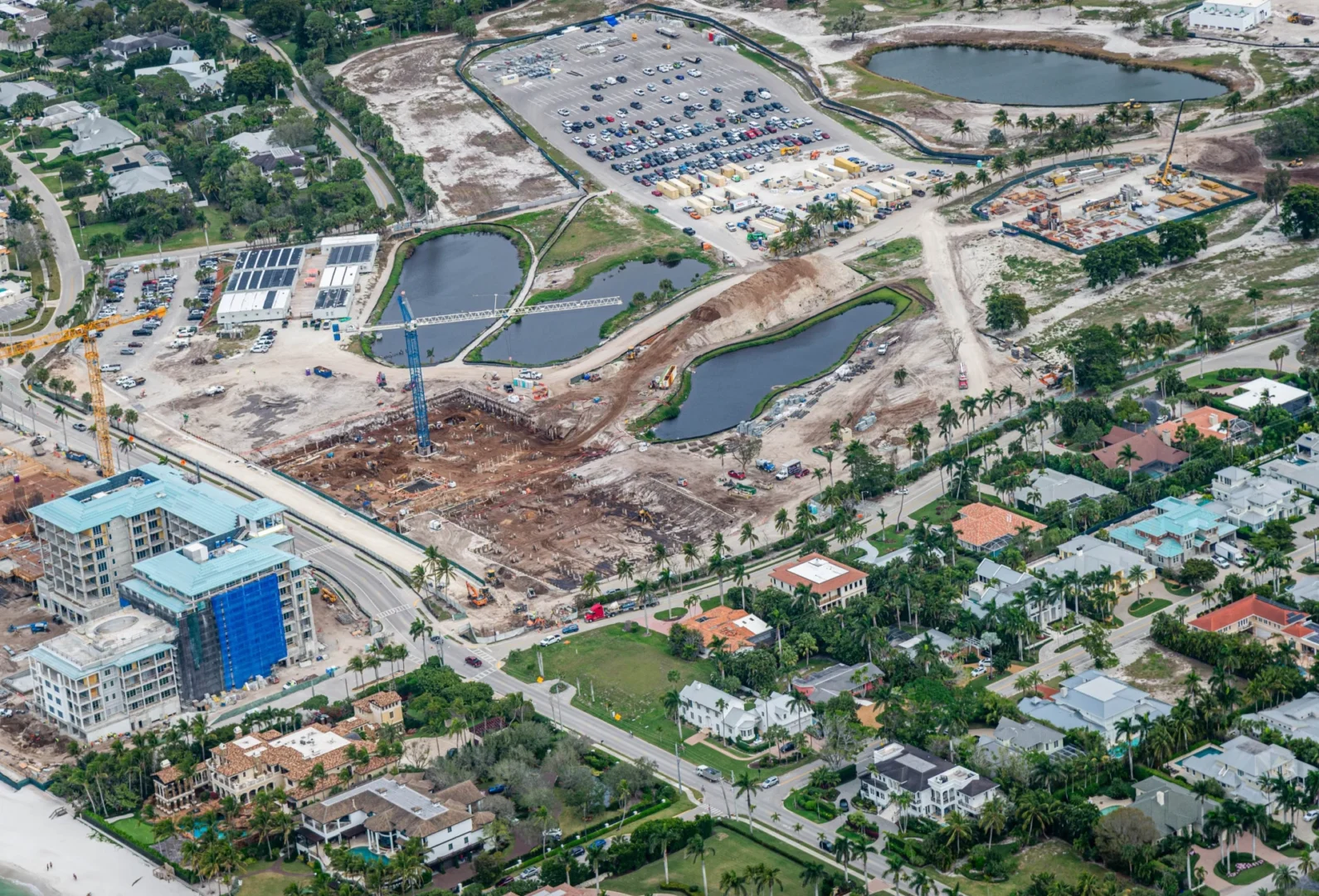 La obra del Four Seasons Resort & Residences de Naples Beach cuenta con grúas, estanques excavados y edificios residenciales adyacentes.