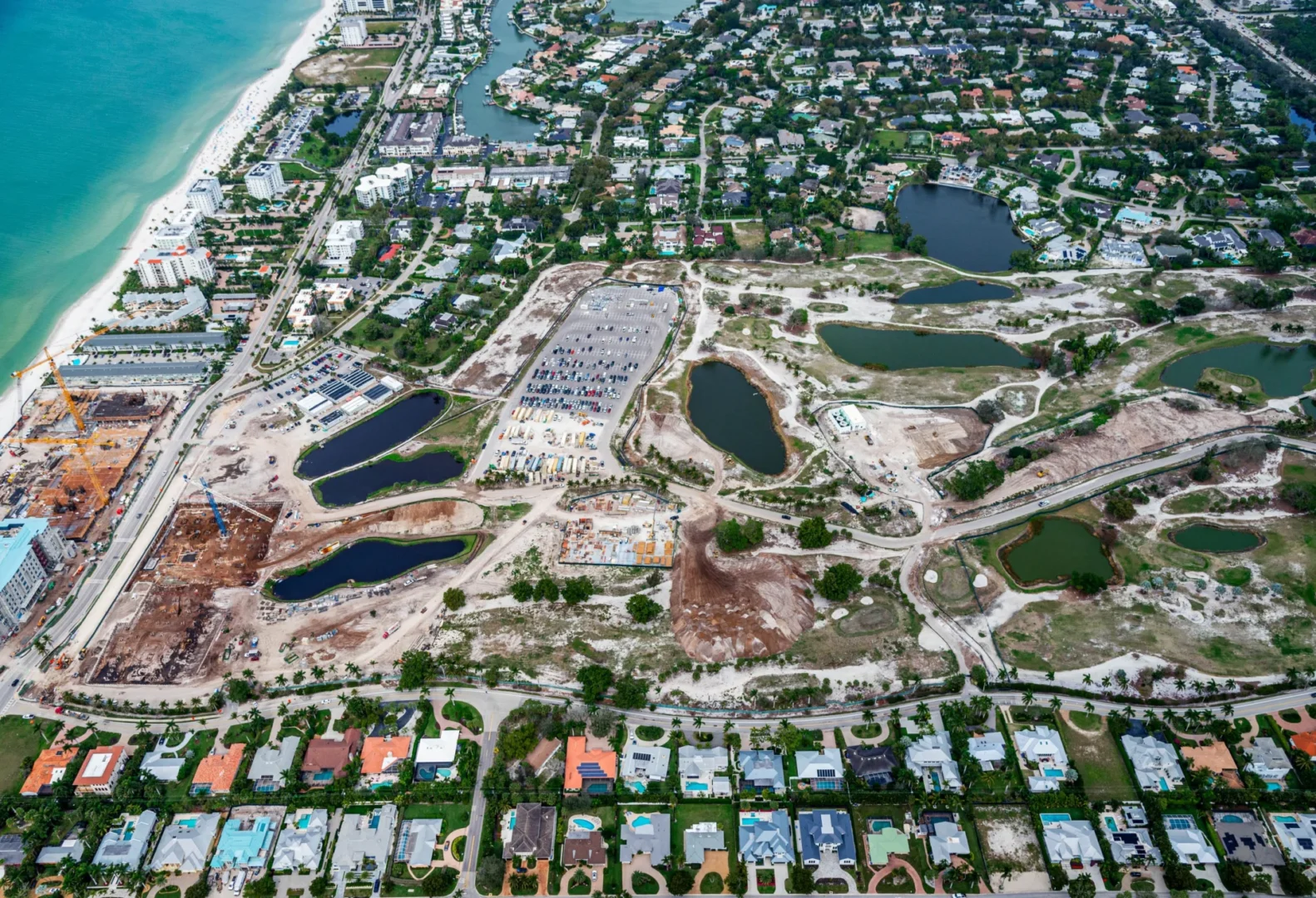 El litoral cercano al Four Seasons Resort & Residences de Naples Beach cuenta con una playa, zonas residenciales y zonas en obras.